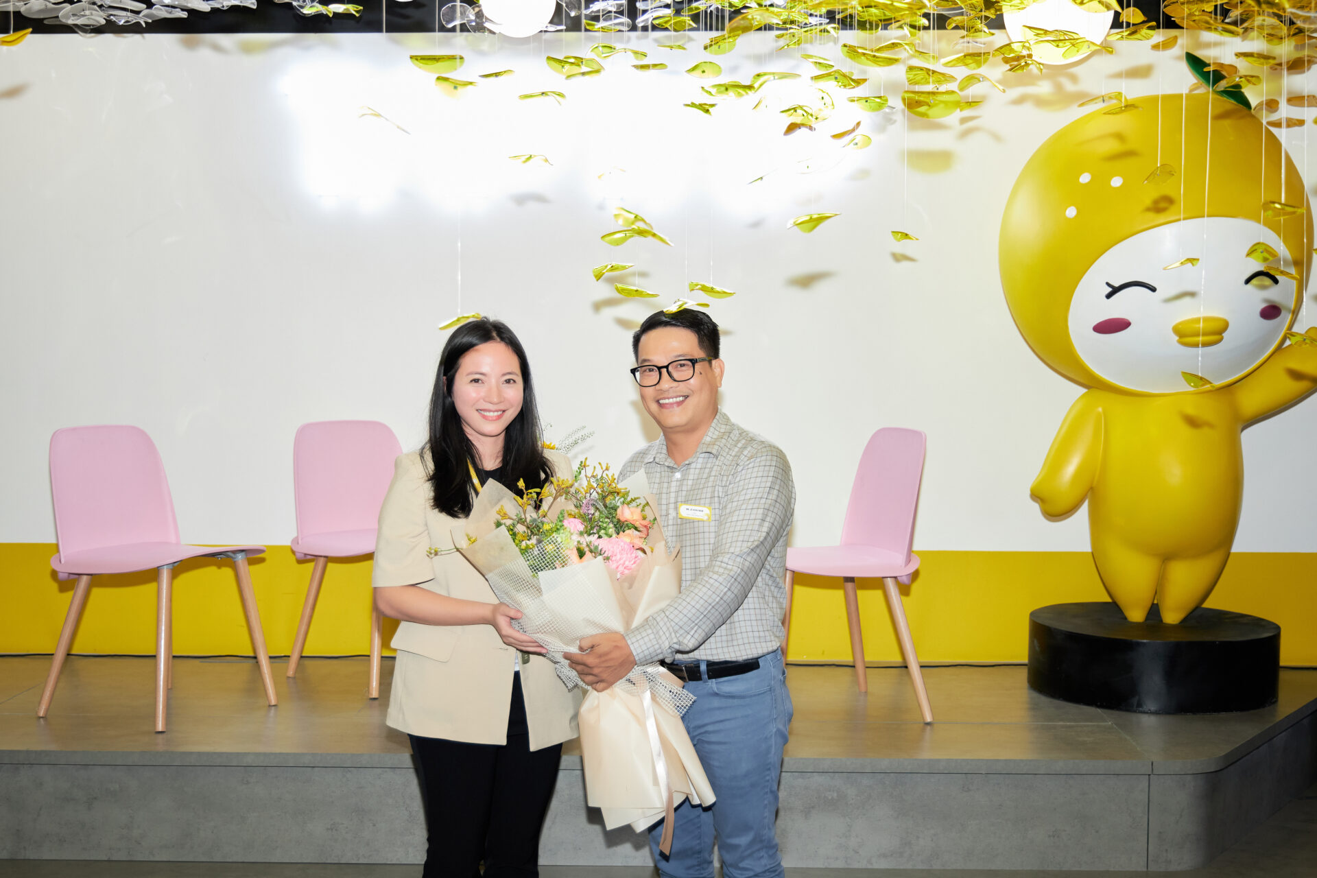 Chị Lan Doãn - CEO TAPTAP Vietnam trao hoa cảm ơn sự tin tưởng và đồng hành của anh Lê Hoài Nam - đại diện QSR Group
